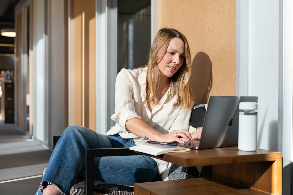 Consultant aidant un entrepreneur à créer sa micro-entreprise