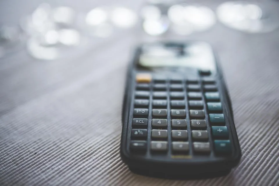 Calcul des charges sociales en micro-entreprise en 2026